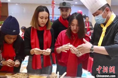 中国侨网留学生体验包饺子。李佩珊摄