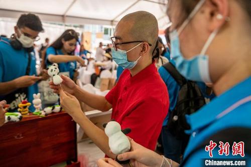 中国侨网外籍师生学习成都面人制作。　刘忠俊　摄
