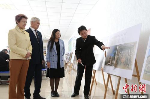 中国侨网卡拉干达萨金诺夫技术大学第一副校长伊萨古洛夫(左二)、督学古丽娜拉·日杰索娃(左一)及孔院中方院长赵彦军(右一)出席展览。 卡拉干达萨金诺夫技术大学孔子学院供图