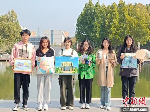 中国侨网图为大学生“创客”和他们的文创产品。 刘晨 摄