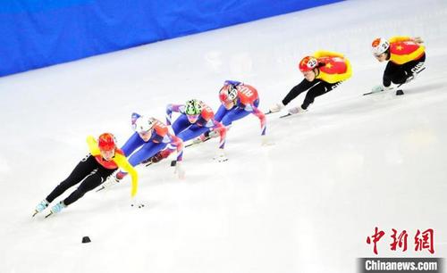 中国侨网两国青少年运动员在进行短道速滑女子1500米比赛。　高龙安　摄