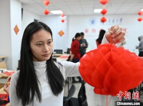 中国侨网“成为说汉语的老挝铁路人”是兰州交通大学老挝籍留学生宋莲的兔年心愿。 李亚龙 摄