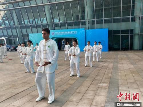图为拉维正在和同学一起打太极。　受访者供图