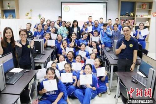 中国侨网图为泰国“电商谷”清迈中心学生培训后取得证书。　广西经贸职业技术学院供图