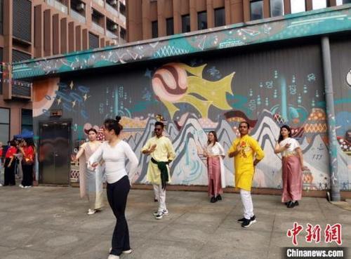 中国侨网图为留学生在学习中国传统舞蹈。广西大学国际学院供图