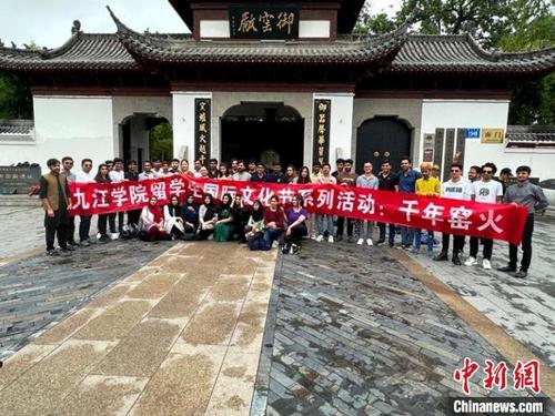 中国侨网5月17日，60名在华留学生赴“千年瓷都”江西景德镇体验陶瓷文化。　九江学院 供图