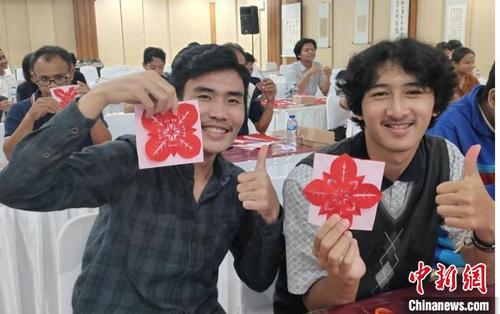 学生们展示窗花作品。乌达雅纳大学旅游孔子学院供图。