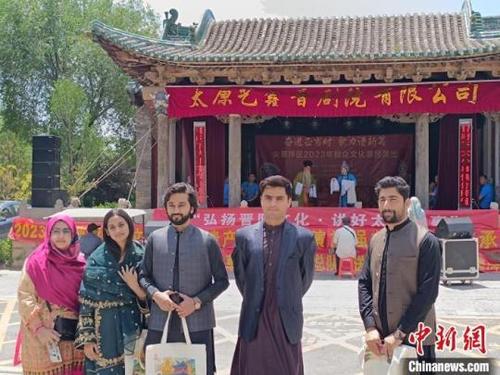 图为外籍留学生在窦大夫祠乐楼前合影留念。景琛博