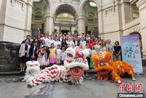 中国侨网图为全体参赛选手与嘉宾、评委、家长合影。 汉诺威莱布尼茨孔院供图。
