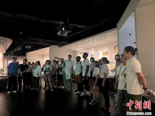 高校外籍师生一行走进自贡恐龙博物馆。王利文摄