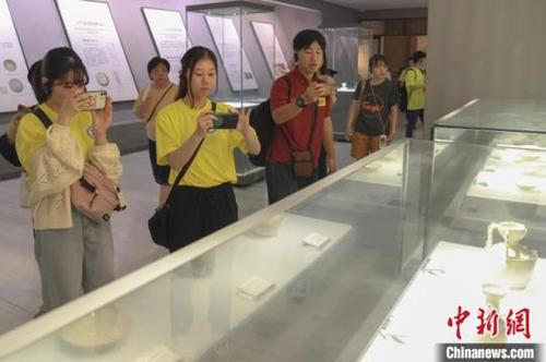中国侨网图为日本青年用手机拍摄展品。刘力鑫 摄