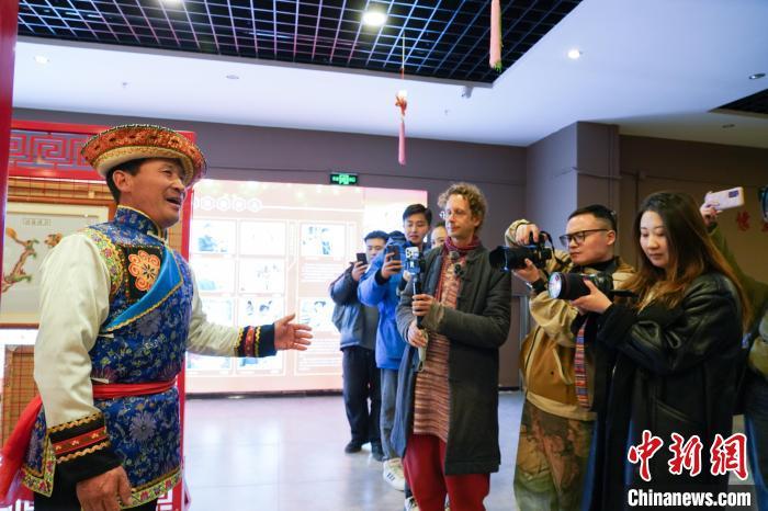 中国侨网图为中外文旅达人聆听青海花儿演唱并进行拍摄。  马铭言 摄
