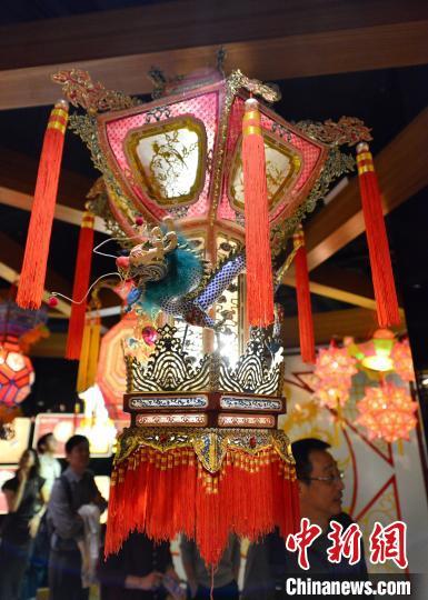中国侨网图为2月20日,展馆内各种传统花灯吸引民众前来参观。 中新网记者 张斌 摄