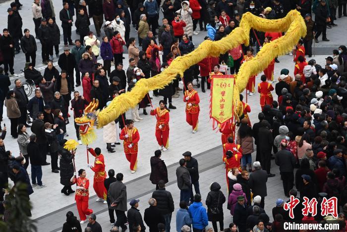 中国侨网图为舞龙表演吸引民众观看。中新网记者 陈超 摄