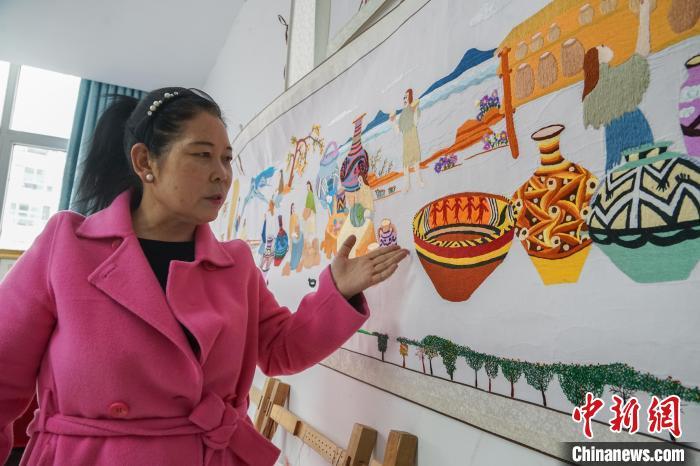 中国侨网图为俞兰介绍学员们创作完成的刺绣作品《河湟》。马铭言 摄