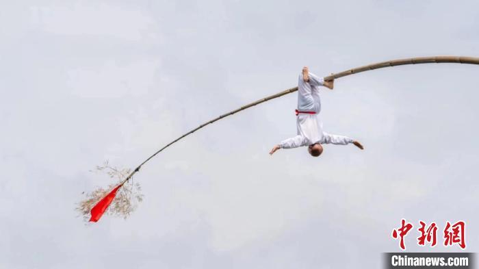 中国侨网高杆船技招式之一“猴子捞月”。受访者供图