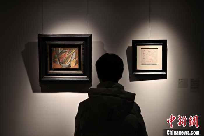 中国侨网1月8日,山西省太原市,民众参观毕加索作品《鱼》(左)与《小丑》。当日,“世界的纽带——中法艺术百年大师特展”在山西省太原美术馆开展。展览展出中法两国艺术大师30余幅真迹,作品从19世纪跨越至21世纪。其中,享誉世界的西班牙画家巴勃罗·毕加索的两幅真迹《鱼》与《小丑》首次在山西展出。