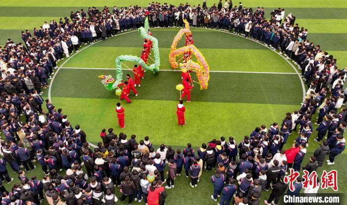 中国侨网2025年2月7日，贵州省铜仁市玉屏侗族自治县第一中学开展“舞龙迎元宵”主题活动，学生们在老师的带领下进行舞龙表演，感受传统民俗，喜迎元宵佳节。胡攀学 摄　