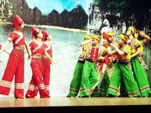 广西刘三姐魅力风靡全金边 学生专场大爆满