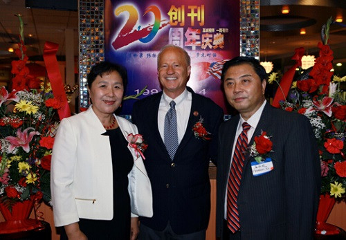 联邦众议员考夫曼先生在中美邮报20周年晚宴上和屠新时冯咪咪合影。(美国《中美邮报》)
