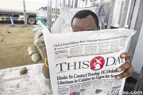 自第一宗伊波拉病毒感染病例在尼日利亚最大城市拉各斯确认爆发后，当地政府便拉开警报向病毒应战，图为一名公众在阅读有关病毒的爆发新闻。（新加坡《联合早报》援引法新社）