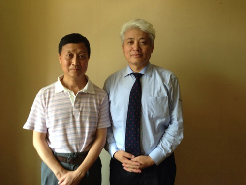 中国侨网蒋丰与鲁迅文学奖获得者黄传会(左)被聘为“乡村读书活动导师团”的导师