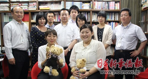 中国侨网实习生石田贵子(前排右)与御厨佳帆(前排左)与日本新华侨报员工合影。(日本新华侨报网)