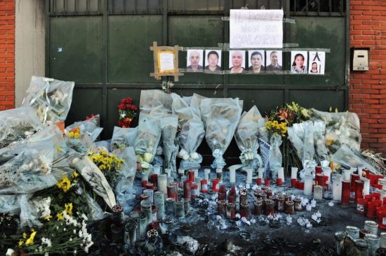 中国侨网普拉托华人在火灾事故企业门前悼念火灾遇难同胞。（意大利欧联通讯社）