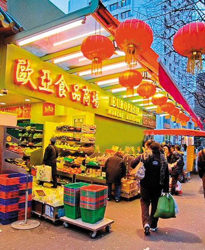 中国侨网法国华商在巴黎开办的超市生意红火 资料图片