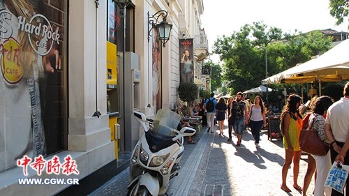 中国侨网当地时间7月2日，希腊雅典，行人走过空荡的银行ATM机。（希腊《中希时报》/梁曼瑜 摄）