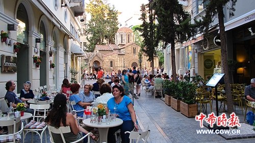 中国侨网7月2日，希腊雅典，街角的咖啡店。（希腊《中希时报》/梁曼瑜 摄）