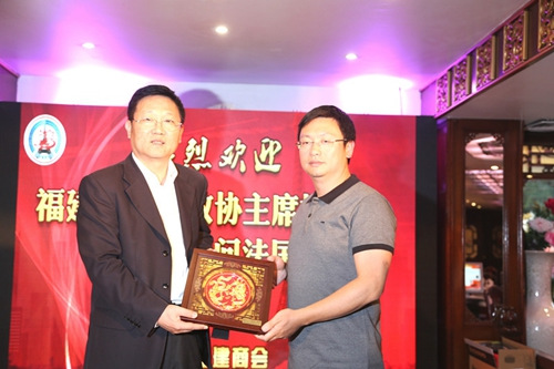 中国军旅作家、解放军总后勤部《后勤》杂志社社长、“老兵手印”收集活动访欧代表团团长肖思科大校向欧洲时报文化中心捐赠老兵手印,欧洲时报副社长、文化中心主任陈晓燕代表中心接受手印。(法国《欧洲时报》/黄冠杰