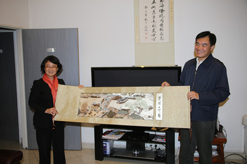 王同英团长向张晓贝社长赠送纪念品。(法国《欧洲时报》/黄冠杰
