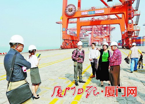 海外华文媒体一行在海天码头采访。（张奇辉