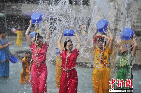 图为华文媒体代表体验泼水节 刘冉阳 摄