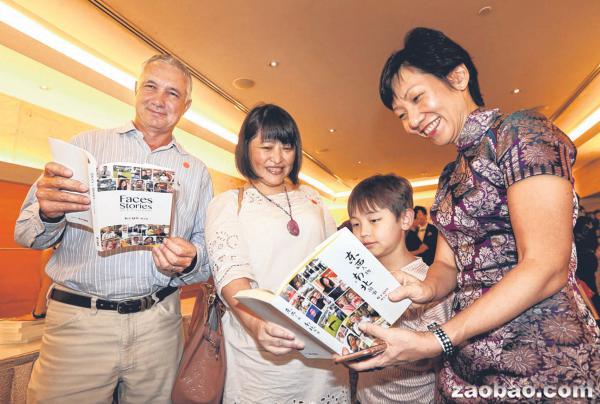 文化、社区及青年部长傅海燕（右一）20日为《东西人物·南北故事》主持推介仪式后，与出席活动的来宾一起翻阅新书。