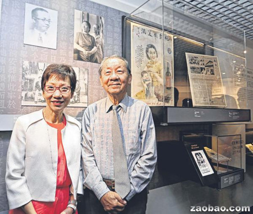文化、社区及青年部长傅海燕（左）昨天和父亲傅超贤一起出席《无限江山笔底收：新加坡早期中文报业》特展，左上角的老照片是傅海燕的祖父傅无闷…