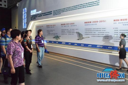 海外华文媒体高层参观光谷展示中心 马芙蓉 摄