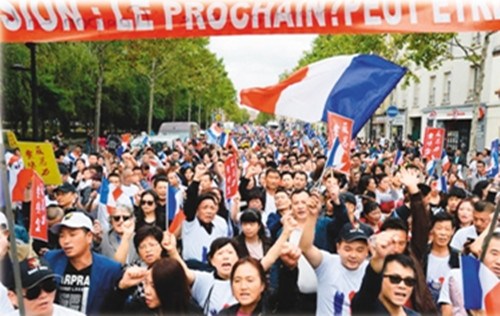 中国侨网今年8月法国华侨华人举行“反暴力，要安全”维权游行。