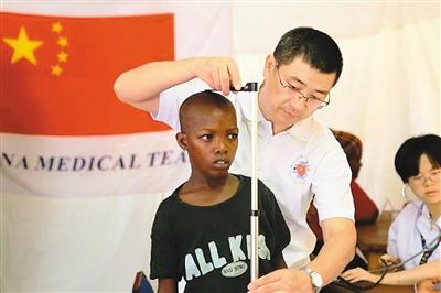 中国侨网图为南庚戌参加为非洲孤儿义诊活动