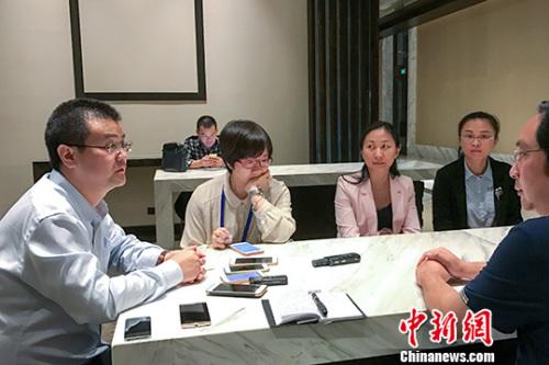 中国侨网图为海外华文媒体代表对文昌市副市长何欢宝进行采访。 中新社记者 洪坚鹏 摄