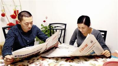 中国侨网加拿大华人华侨兴致勃勃地阅读《红枫林·深圳版》。加拿大华文媒体《红枫林》供图