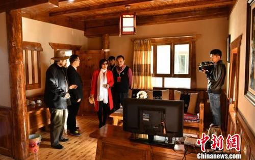 中国侨网华文媒体记者们走进藏族同胞家中实地查看。　刘忠俊　摄