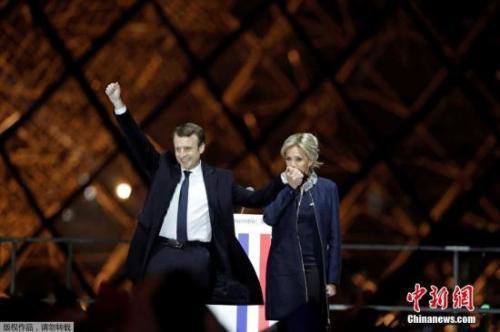 中国侨网巴黎时间5月7日晚，法国总统选举第二轮投票初步计票结果显示，中间派独立候选人、“前进”运动领导人马克龙以大幅优势击败极右翼政党“国民阵线”候选人勒庞。