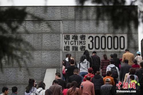 中国侨网资料图：南京大屠杀死难者名单墙。（图片来源：中新网/ 泱波 摄）