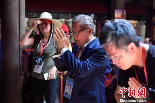 中国侨网图为嘉宾在妈祖祖庙拜谒妈祖金身。　吕明　摄
