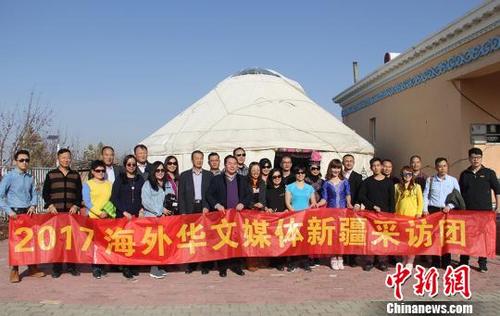 中国侨网图为18家海外华文媒体高层代表团一行在牧民家里合影。　袁晶　摄