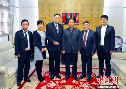 中国侨网11月27日，中国驻吉尔吉斯斯坦大使肖清华(右三）会见中国新闻社副总编辑张雷（左三）一行。　文龙杰　摄