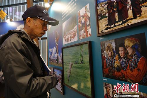 中国侨网3月8日,“海外华文媒体眼中的藏区”摄影展在台湾新竹县竹北市新瓦屋客家文化保存区开幕,共展出反映大陆藏区自然风光、民俗宗教等题材的作品百余幅。中新社记者 陈小愿 摄