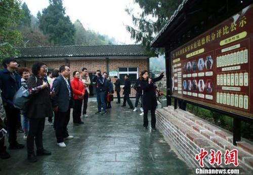 中国侨网华文媒体代表在青川县张家村参观 王磊 摄